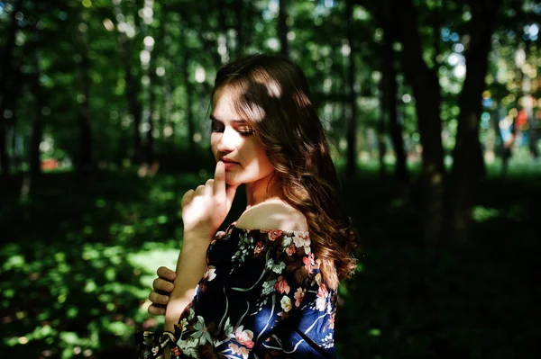 Portrait Une Jeune Fille Fabuleuse Jolie Robe Avec Coiffure Bouclée — Photo