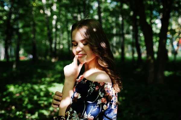 Retrato Uma Menina Fabulosa Vestido Bonito Com Penteado Encaracolado Elegante — Fotografia de Stock