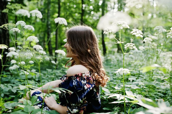 Portrait Une Jeune Fille Fabuleuse Jolie Robe Avec Coiffure Bouclée — Photo