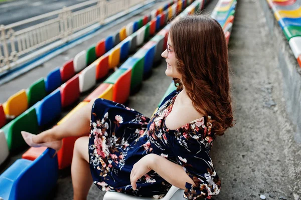 드레스와 선글라스 경기장에서 트리뷴에 여자의 초상화 — 스톡 사진