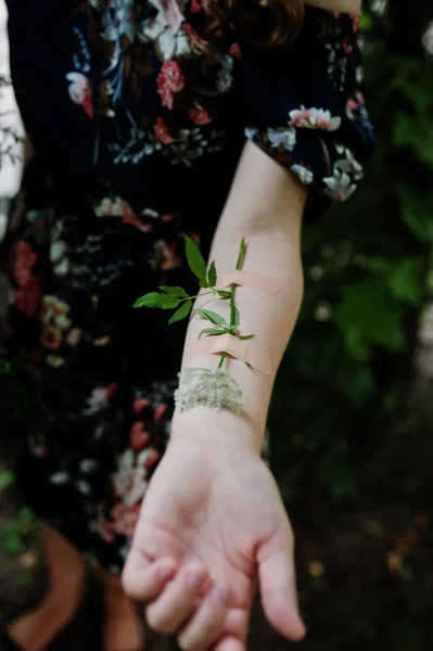 Närbild Blomma Tejpade Kvinnlig Arm — Stockfoto