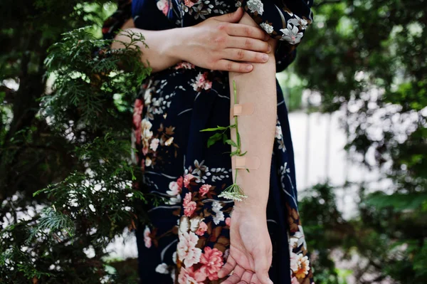 Close Foto Van Een Bloem Geplakt Aan Een Vrouwelijke Arm — Stockfoto