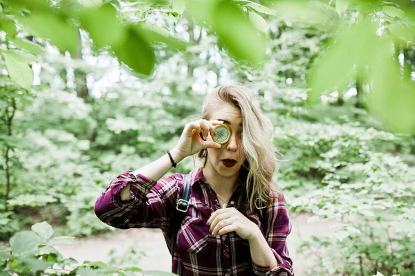 森のコンパスでポーズをとって魅力的なブロンドの女の子の肖像画 — ストック写真