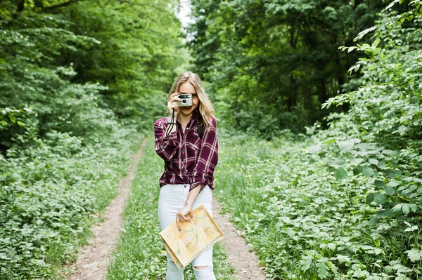 Güzel Genç Kız Ormanın Içinde Kamera Ile Fotoğraf Çekmek Ekose — Stok fotoğraf