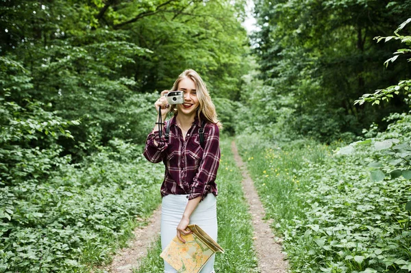 Портрет Великолепной Молодой Девушки Тартановой Рубашке Фотографирующей Камерой Лесу — стоковое фото