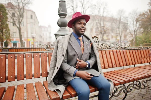 Elegante Modelo Hombre Afroamericano Abrigo Gris Corbata Chaqueta Sombrero Rojo — Foto de Stock