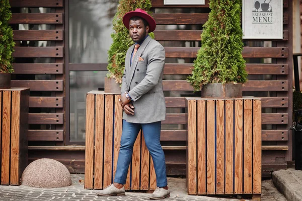 Elegante Modelo Hombre Afroamericano Chaqueta Gris Corbata Sombrero Rojo Posado — Foto de Stock