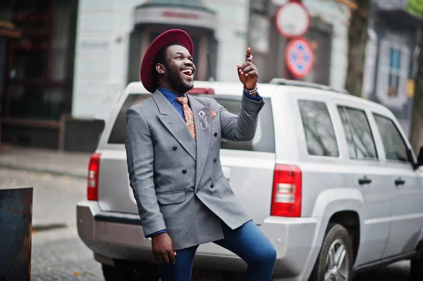 Elegante Modelo Hombre Afroamericano Corbata Chaqueta Gris Sombrero Rojo Posado — Foto de Stock