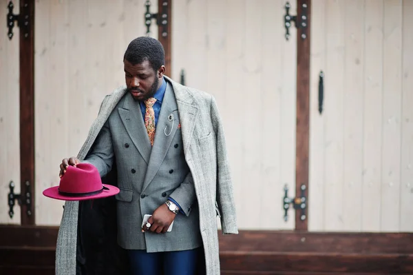 Elegante Modelo Hombre Afroamericano Abrigo Gris Corbata Chaqueta Sombrero Rojo — Foto de Stock