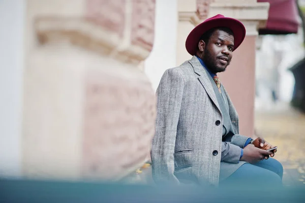 Elegante Modelo Hombre Afroamericano Abrigo Gris Corbata Chaqueta Sombrero Rojo — Foto de Stock