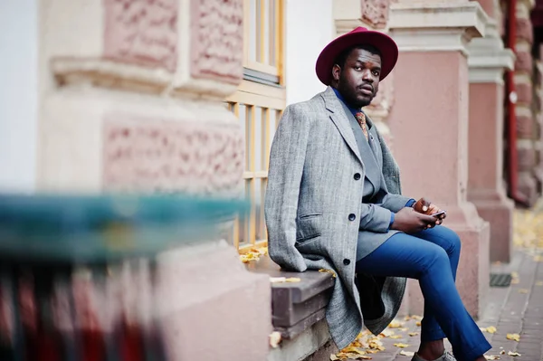 Eleganta African American Mannen Modell Grå Päls Jackan Slips Och — Stockfoto