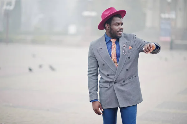 霧の街のグレー ジャケット ネクタイと赤い帽子でスタイリッシュなアフリカ系アメリカ人モデルがもたらされる — ストック写真