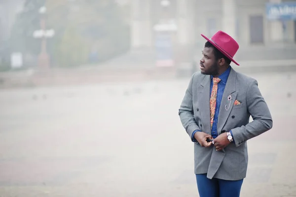 Elegante Modelo Hombre Afroamericano Chaqueta Gris Corbata Sombrero Rojo Posado — Foto de Stock