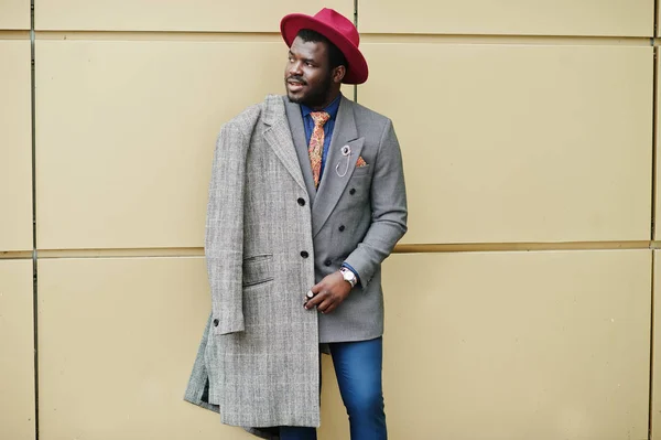 Elegante Modelo Hombre Afroamericano Abrigo Gris Corbata Chaqueta Sombrero Rojo — Foto de Stock