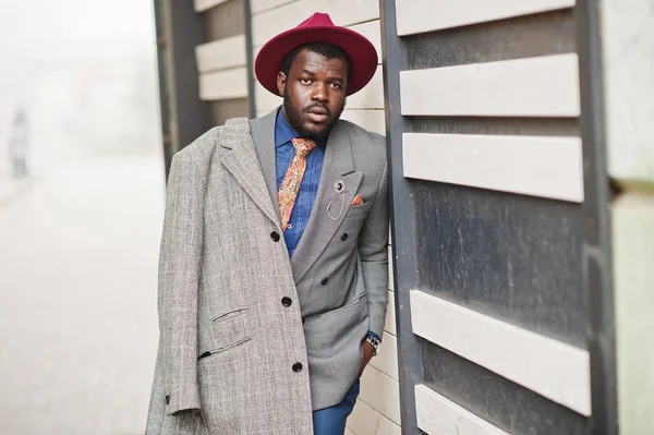 グレーのコート ジャケット ネクタイ 赤い帽子でスタイリッシュなアフリカ系アメリカ人モデル — ストック写真