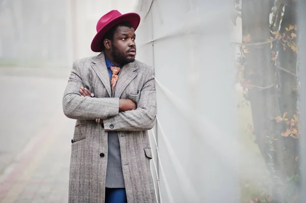 Elegante Modelo Hombre Afroamericano Abrigo Gris Corbata Chaqueta Sombrero Rojo — Foto de Stock