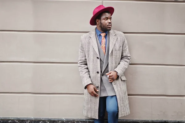 グレーのコート ジャケット ネクタイ 赤い帽子でスタイリッシュなアフリカ系アメリカ人モデル — ストック写真