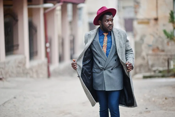 Elegante Modelo Hombre Afroamericano Abrigo Gris Corbata Chaqueta Sombrero Rojo — Foto de Stock