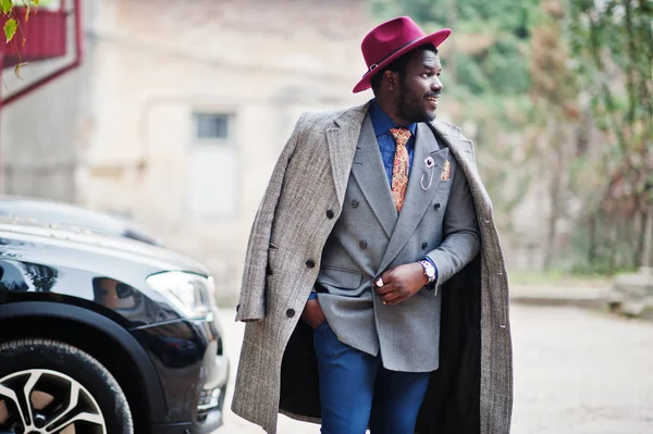 Elegante Modelo Hombre Afroamericano Abrigo Gris Corbata Chaqueta Sombrero Rojo — Foto de Stock