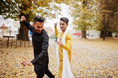 İki Hint şık arkadaş geleneksel giysiler açık dans mans. Navaratri dans.