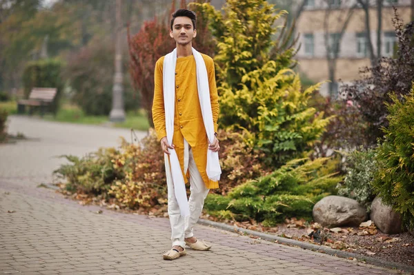 Hombre Indio Con Estilo Ropa Amarilla Tradicional Con Bufanda Blanca —  Fotos de Stock
