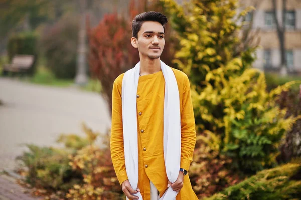 Indiano Elegante Homem Amarelo Roupas Tradicionais Com Cachecol Branco Posou — Fotografia de Stock