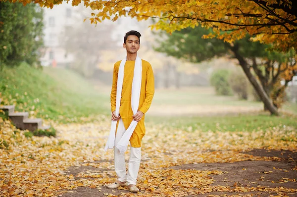 Stylový Kostým Indián Žluté Tradiční Oblečení Bílou Šálu Představují Venkovní — Stock fotografie