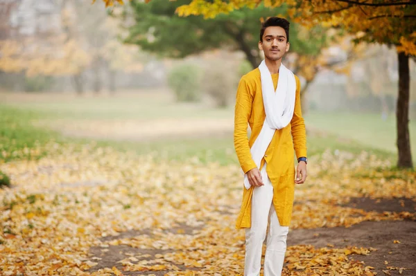 Indiano Elegante Homem Amarelo Roupas Tradicionais Com Cachecol Branco Posou — Fotografia de Stock