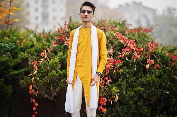 Indiano Elegante Homem Amarelo Roupas Tradicionais Com Cachecol Branco Óculos — Fotografia de Stock