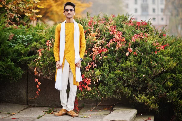 Homme Élégant Indien Vêtements Traditionnels Jaunes Avec Écharpe Blanche Lunettes — Photo