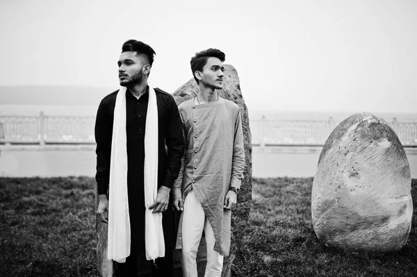 Zwei Indische Stilvolle Männer Freunde Traditioneller Kleidung Posierten Freien Gegen — Stockfoto