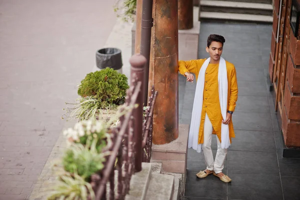 Hombre Indio Con Estilo Ropa Amarilla Tradicional Con Bufanda Blanca —  Fotos de Stock