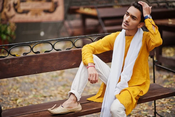 Indiano Elegante Homem Amarelo Roupas Tradicionais Com Cachecol Branco Posou — Fotografia de Stock