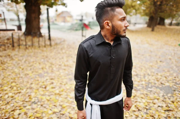 印度时尚男子在黑色的传统服装摆在室外反对秋天的心情 — 图库照片