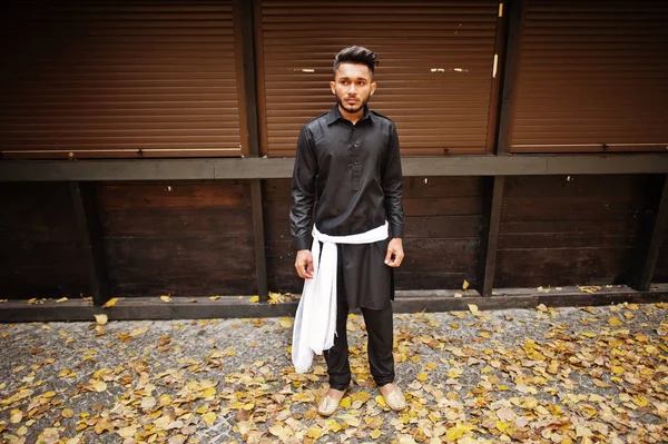 Ινδική Άνθρωπος Κομψό Μαύρο Παραδοσιακά Ρούχα Που Θέτει Εξωτερική Ενάντια — Φωτογραφία Αρχείου