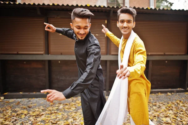 Twee Indische Stijlvolle Mans Vrienden Traditionele Kleding Buiten Dansen Navaratri — Stockfoto