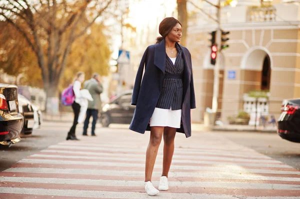 Éxito Mujer Afroamericana Con Estilo Abrigo Caminando Paso Peatones —  Fotos de Stock
