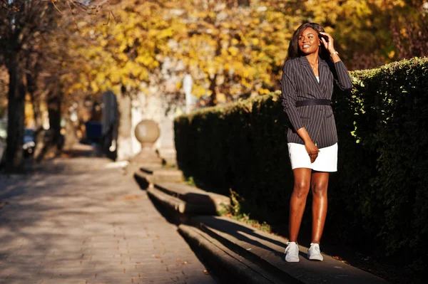 Превосходная Стильная Африканская Женщина Пиджаке Юбке Позировала Солнечный Осенний День — стоковое фото