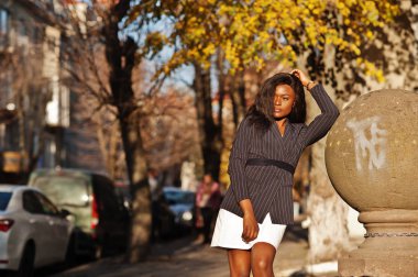 Başarı şık Afrikalı-Amerikalı kadın ceket ve etek Street sonbahar güneşli poz verdi.