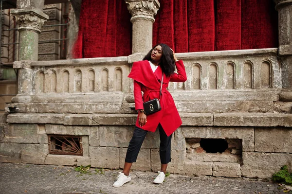 Femme Afro Américaine Élégante Manteau Rouge Posé Contre Vieilles Colonnes — Photo