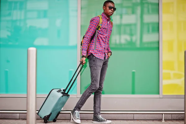 Homme Afro Américain Chemise Carreaux Lunettes Soleil Jeans Avec Valise — Photo