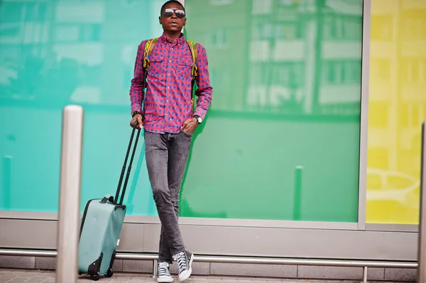 Homme Afro Américain Chemise Carreaux Lunettes Soleil Jeans Avec Valise — Photo