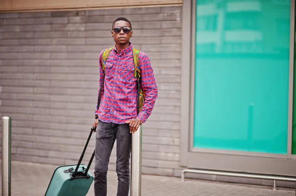 格子縞のシャツ サングラス スーツケースとジーンズでアフリカ系アメリカ人 黒人男性旅行者 — ストック写真