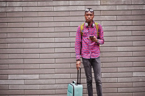 Αφρικανική Αμερικανική Άνθρωπος Καρώ Πουκάμισο Γυαλιά Ηλίου Και Ακουστικά Βαλίτσα — Φωτογραφία Αρχείου