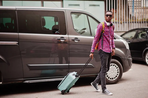 格子縞のシャツ サングラス スーツケースとバックパックのイヤホンでアフリカ系アメリカ人 バンの車に対して 黒人男性旅行者 — ストック写真