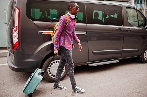 African American Man Geruite Shirt Zonnebril Koptelefoon Met Koffer Backpack — Stockfoto