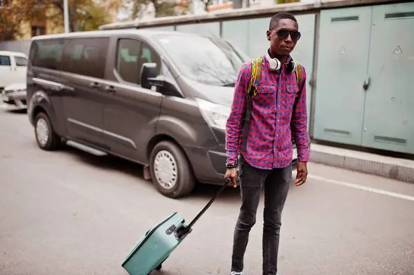 Hombre Afroamericano Con Camisa Cuadros Gafas Sol Auriculares Con Maleta — Foto de Stock