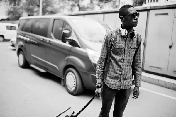 Homem Afro Americano Camisa Quadriculada Óculos Sol Fones Ouvido Com — Fotografia de Stock