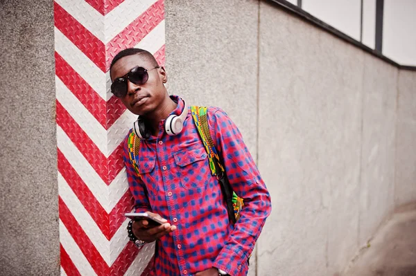 African American Man Checkered Shirt Sunglasses Earphones Black Man Traveler — Stock Photo, Image