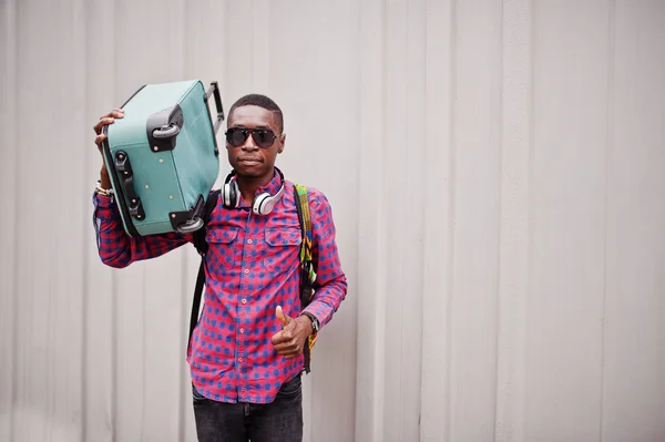 Hombre Afroamericano Con Camisa Cuadros Gafas Sol Auriculares Con Maleta —  Fotos de Stock